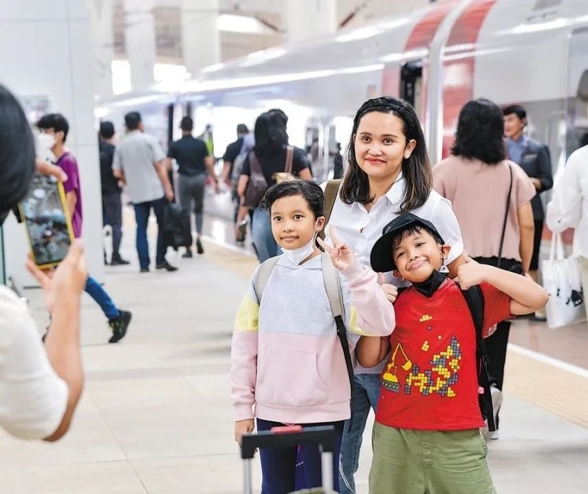 雅萬(wàn)高鐵是我國(guó)在境外完成全過(guò)程勘察設(shè)計(jì)建設(shè)的首個(gè)高鐵項(xiàng)目，于去年10月17日正式開通運(yùn)營(yíng)，是中印尼共建“一帶一路”合作的典范。圖為乘客在和雅萬(wàn)高鐵動(dòng)車組合影留念。新華社記者 徐欽 攝