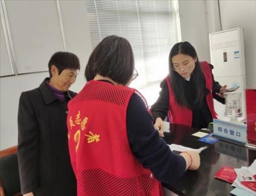 代辦人員為村民辦理醫(yī)保報(bào)銷。 圖片來源：江蘇南通啟東市數(shù)據(jù)局