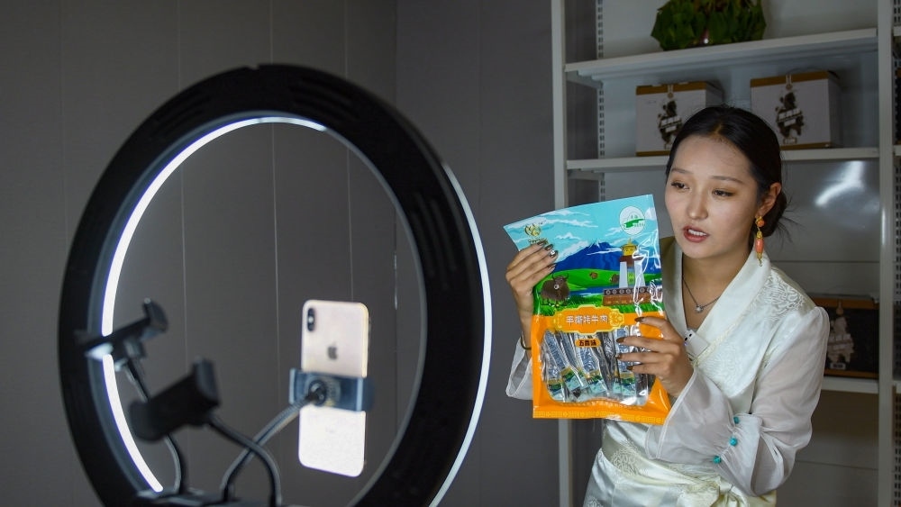 9月24日，果洛藏貢麻村村民多杰吉在進(jìn)行網(wǎng)絡(luò)帶貨直播。（潘彬彬 攝）