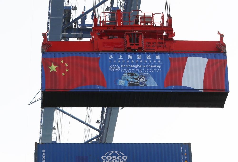 2024年11月14日，在秘魯首都利馬以北的錢凱港，岸邊智能化設(shè)備吊裝集裝箱。