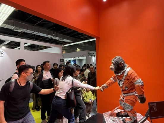 本土原創(chuàng)公司JIN ARTS帶領(lǐng)仿生機器人亮相廣州設(shè)計周11號館。（受訪者供圖）