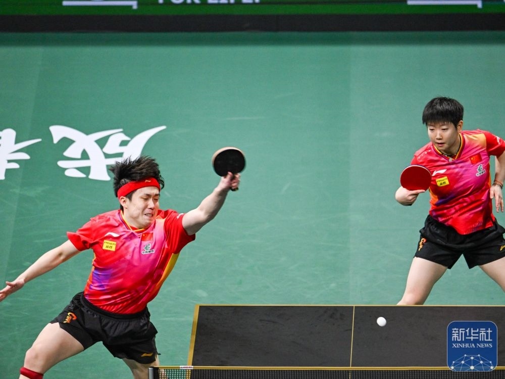 ↑中國(guó)隊(duì)組合王楚欽（左）/孫穎莎在混雙比賽中。新華社記者 王曦 攝