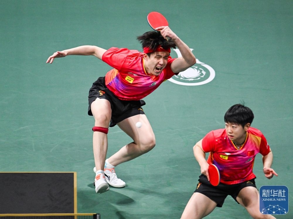 ↑中國(guó)隊(duì)組合王楚欽（左）/孫穎莎在混雙比賽中。新華社記者 王曦 攝