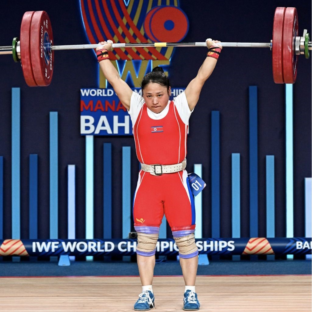 圖為李盛金在比賽中。圖片來源于國際舉重聯(lián)合會官網(wǎng)