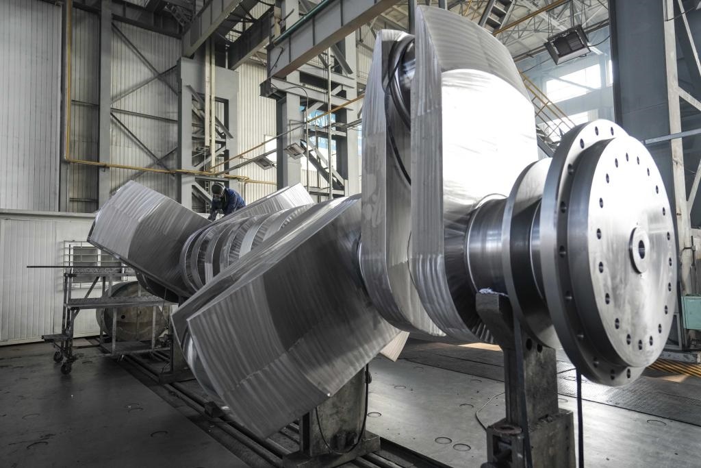 2024年1月11日，工人在大連華銳船用曲軸有限公司加工車間加工產(chǎn)品。新華社記者 潘昱龍 攝