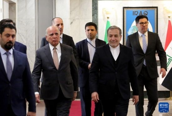 12月6日，伊拉克副總理兼外長(zhǎng)侯賽因（中左）在巴格達(dá)會(huì)見(jiàn)伊朗外長(zhǎng)阿拉格齊（中右）。新華社發(fā)（哈利勒·達(dá)伍德攝）