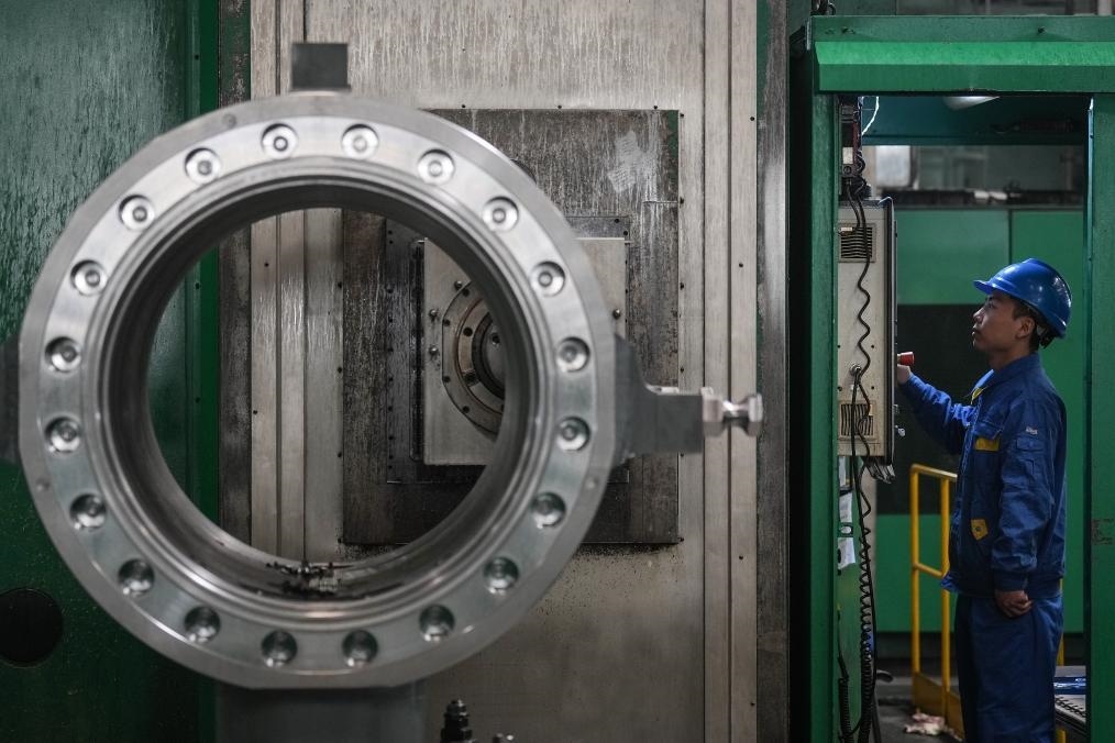 2023年2月14日，沈陽(yáng)鼓風(fēng)機(jī)集團(tuán)股份有限公司的工人在車間工作。新華社記者 潘昱龍 攝