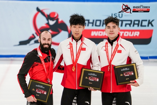 男子500米頒獎儀式，中國選手孫龍(中)奪得冠軍，加拿大選手杜博伊斯(左)獲得亞軍，中國選手劉少昂獲得季軍。賽事組委會供圖