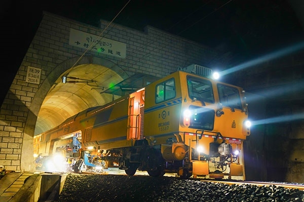 中老鐵路瑯勃拉邦維保管理中心的中老員工共同作業(yè)。周星攝