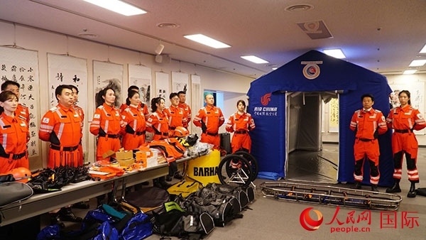國航日韓支社捐贈的專業(yè)救援裝備。人民網(wǎng) 蔣曉辰攝