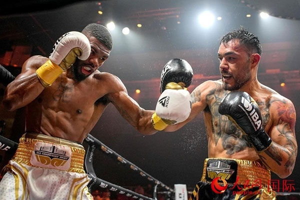 來自剛果民主共和國的帕特里克·穆卡拉（右）獲得了非洲80公斤級冠軍。人民網(wǎng) 塔里克·易卜拉欣攝