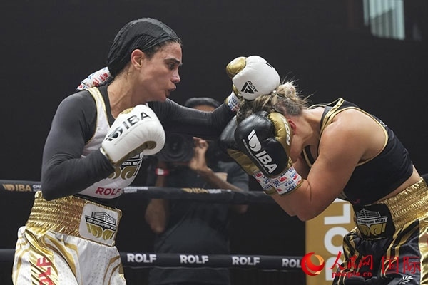 來自伊朗和羅馬尼亞的女選手進行了墊場賽。人民網(wǎng) 塔里克·易卜拉欣攝