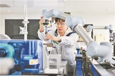 廣東省深圳市科研人員在實(shí)驗(yàn)室調(diào)試智能機(jī)器人。視覺中國供圖