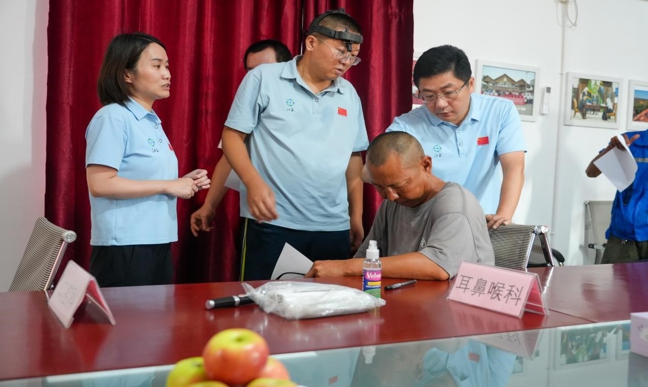 醫(yī)療隊(duì)專家診療現(xiàn)場(chǎng)。中國(guó)土木供圖