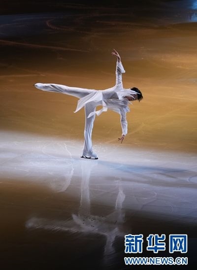 圖為羽生結(jié)弦在表演中。記者 錢錚 攝