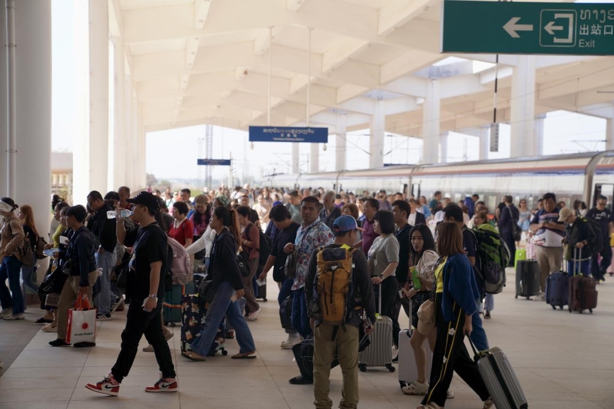 在中老鐵路萬象站，客運(yùn)列車抵達(dá)后旅客出站。老中鐵路有限公司供圖