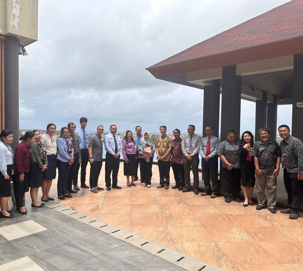 座談會(huì)全體人員合影。烏達(dá)雅納大學(xué)旅游孔子學(xué)院供圖