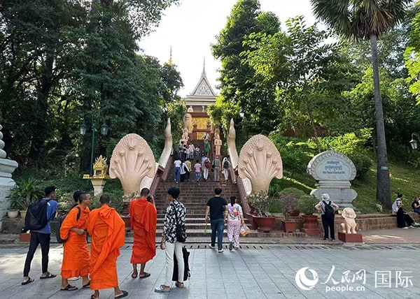 游客在金邊塔山寺游玩。人民網(wǎng)記者 簡(jiǎn)承淵攝