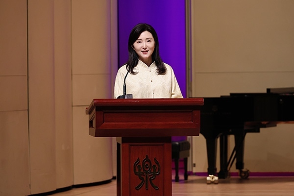 中央音樂學(xué)院黨委書記、中國民族管弦樂學(xué)會胡琴專業(yè)委員會會長于紅梅致辭。中國民族管弦樂學(xué)會胡琴專業(yè)委員會供圖