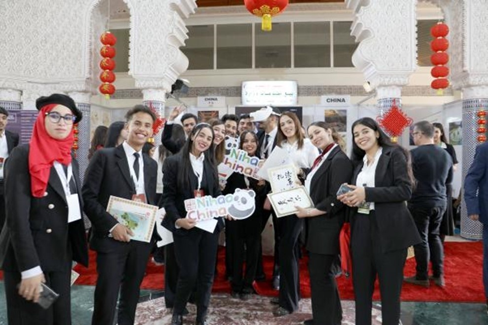 當(dāng)?shù)孛癖娛殖帧澳愫?！中?guó)”手牌合影。拉巴特中國(guó)文化中心供圖