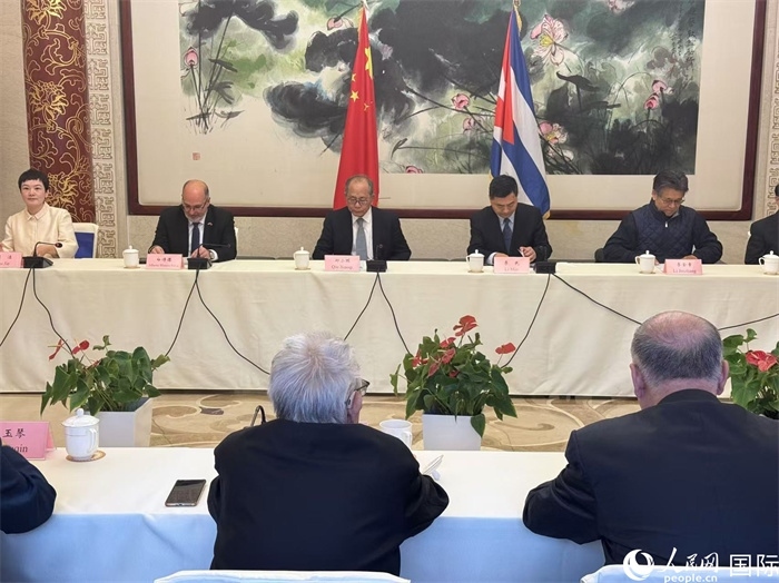 “紀(jì)念首批中國(guó)學(xué)生赴古巴留學(xué)暨中古開(kāi)啟教育合作60周年座談會(huì)”在京舉辦。人民網(wǎng)記者 趙健攝