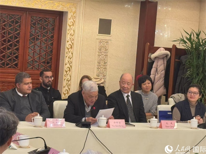 老一輩赴古留學(xué)生代表徐世澄在座談會(huì)上發(fā)言。人民網(wǎng)記者 趙健攝