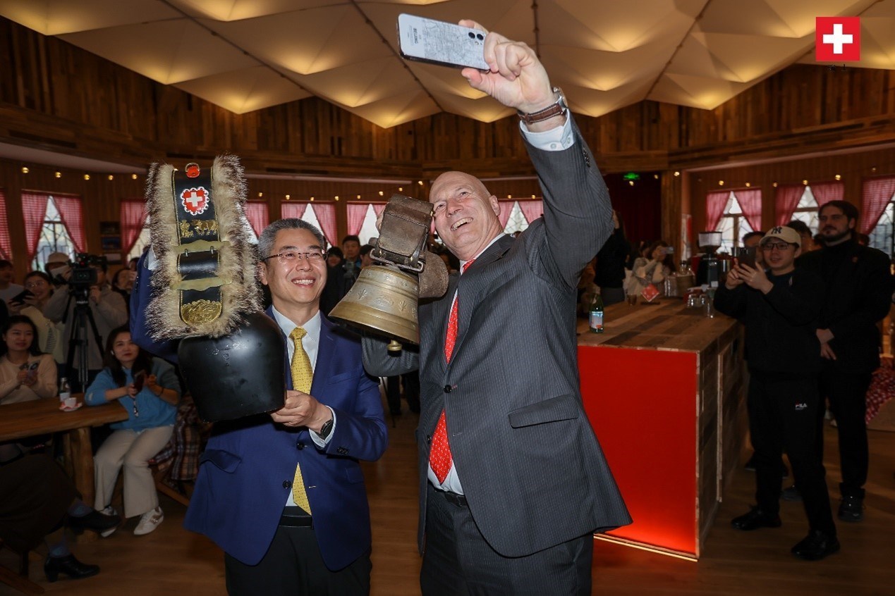 瑞士駐華大使白瑞誼與北京市西城區(qū)委副書記、代區(qū)長郅海杰搖響瑞士牛鈴，共同為小木屋揭幕。瑞士駐華大使館供圖