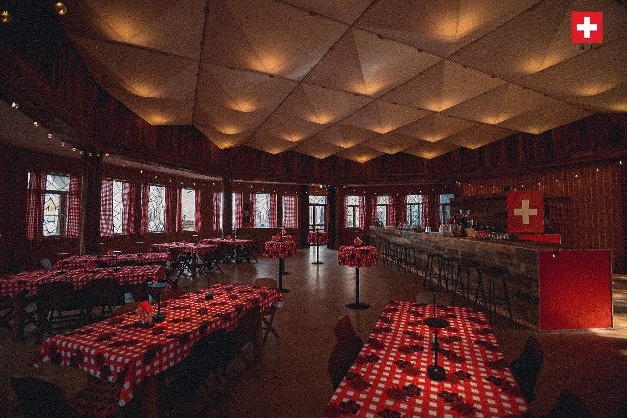 瑞士小木屋內(nèi)飾采用瑞士紅、森林棕與雪山白三種主色調(diào)，營造出自然與現(xiàn)代交融的氛圍。瑞士使館供圖