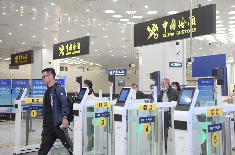 △2024年2月29日，旅客從橫琴口岸過(guò)關(guān)。