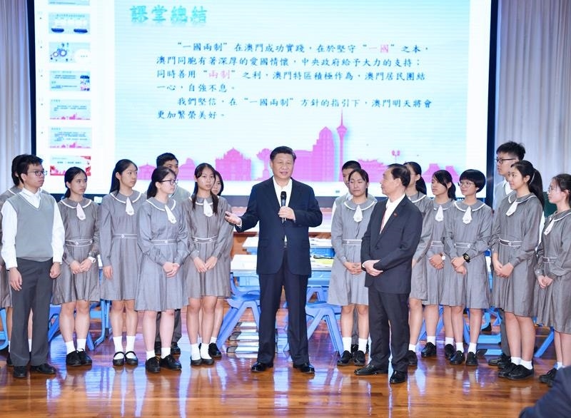 △2019年12月19日，在濠江中學(xué)附屬英才學(xué)校觀摩以“‘一國(guó)兩制’與澳門”為題的中國(guó)歷史公開(kāi)課后，習(xí)近平主席走到學(xué)生中間即席發(fā)表重要講話。