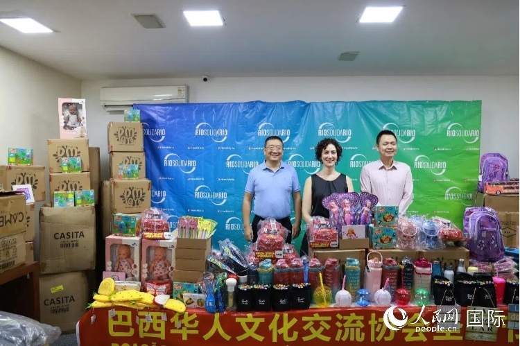 中國駐里約熱內(nèi)盧總領(lǐng)館副總領(lǐng)事王尉育（右）、里約慈善協(xié)會主席保拉·菲格雷多（中）、巴西華人文化交流協(xié)會主席上官建峰（左）出席捐贈活動并致辭。人民網(wǎng)記者 陳海琪攝