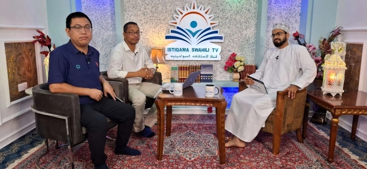 牛曉兵主任參與當(dāng)?shù)仉娨暸_(tái)訪談。中國援桑醫(yī)療隊(duì)供圖