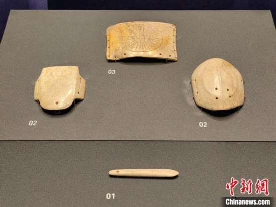12月14日，“文明先鋒—凌家灘文化玉器展”在故宮博物院文華殿開幕。圖為展覽現(xiàn)場的玉龜、玉版和玉簽。 中新社記者 應(yīng)妮 攝