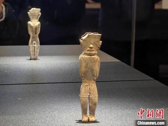 12月14日，“文明先鋒—凌家灘文化玉器展”在故宮博物院文華殿開幕。圖為展覽現(xiàn)場的立姿玉人。 中新社記者 應(yīng)妮 攝