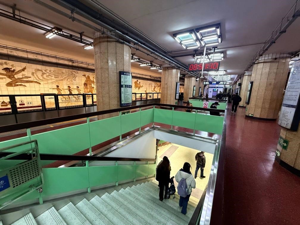 乘客從北京地鐵2號線東四十條站走“站中站”換乘地鐵3號線。新華社記者張驍 攝