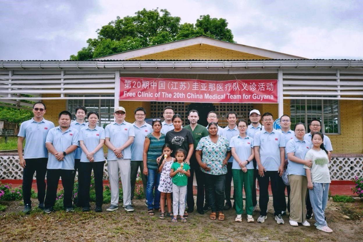 第20期中國（江蘇）援圭亞那醫(yī)療隊在圭偏遠的林登高速社區(qū)開展義診后，與部分當?shù)鼐用窈嫌啊?中國援圭醫(yī)療隊供圖