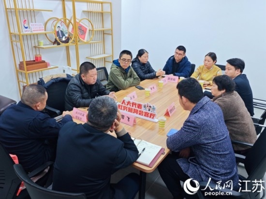 “紅興會(huì)客廳”，一場(chǎng)助企紓困協(xié)調(diào)會(huì)正在進(jìn)行。人民網(wǎng) 徐晨曦?cái)z