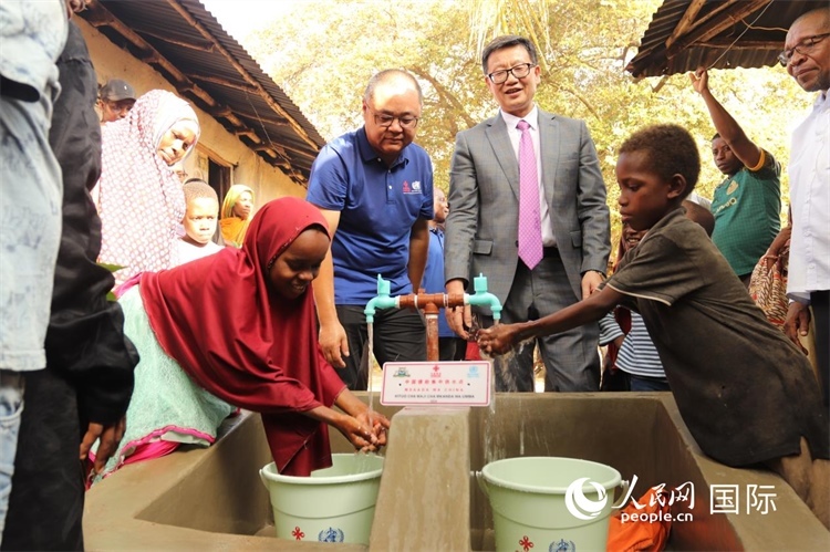 安全供水工程揭牌儀式現(xiàn)場(chǎng)。施亮攝