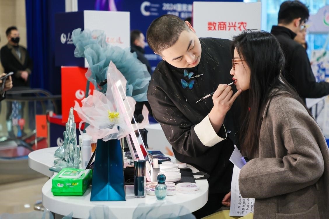 美妝展位化妝師為嘉賓一對一化妝。林文松攝