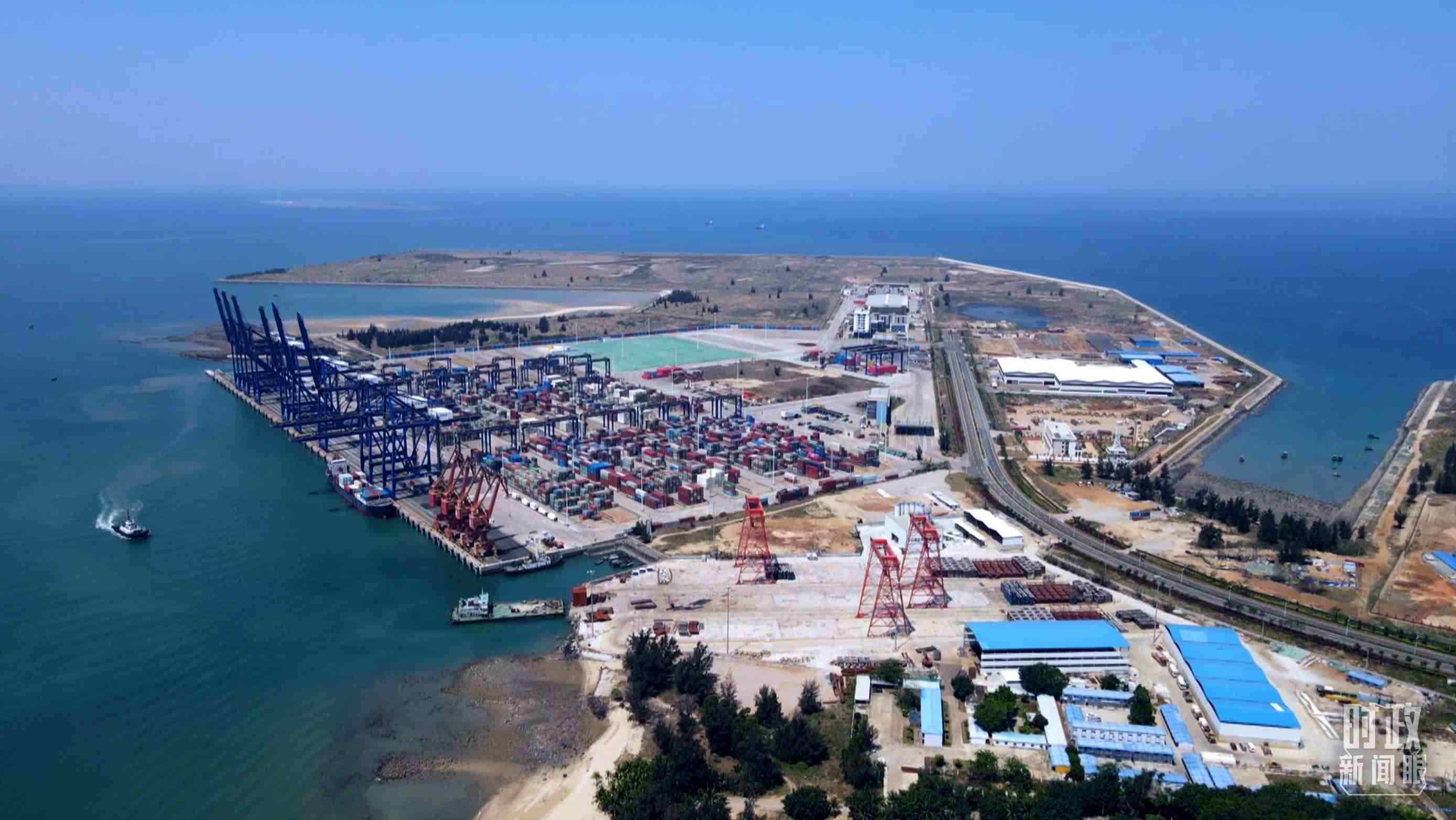 俯瞰海南洋浦港口。（總臺記者葉飛拍攝）