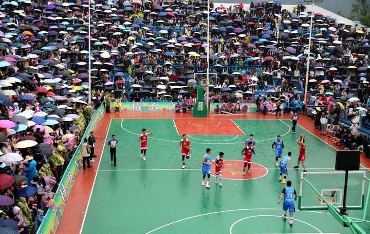 2024年5月1日，人們?cè)谫F州省黔東南苗族侗族自治州臺(tái)江縣臺(tái)盤(pán)鄉(xiāng)臺(tái)盤(pán)村觀(guān)看“村BA”球王爭(zhēng)霸賽。 新華社發(fā)（余天英 攝）