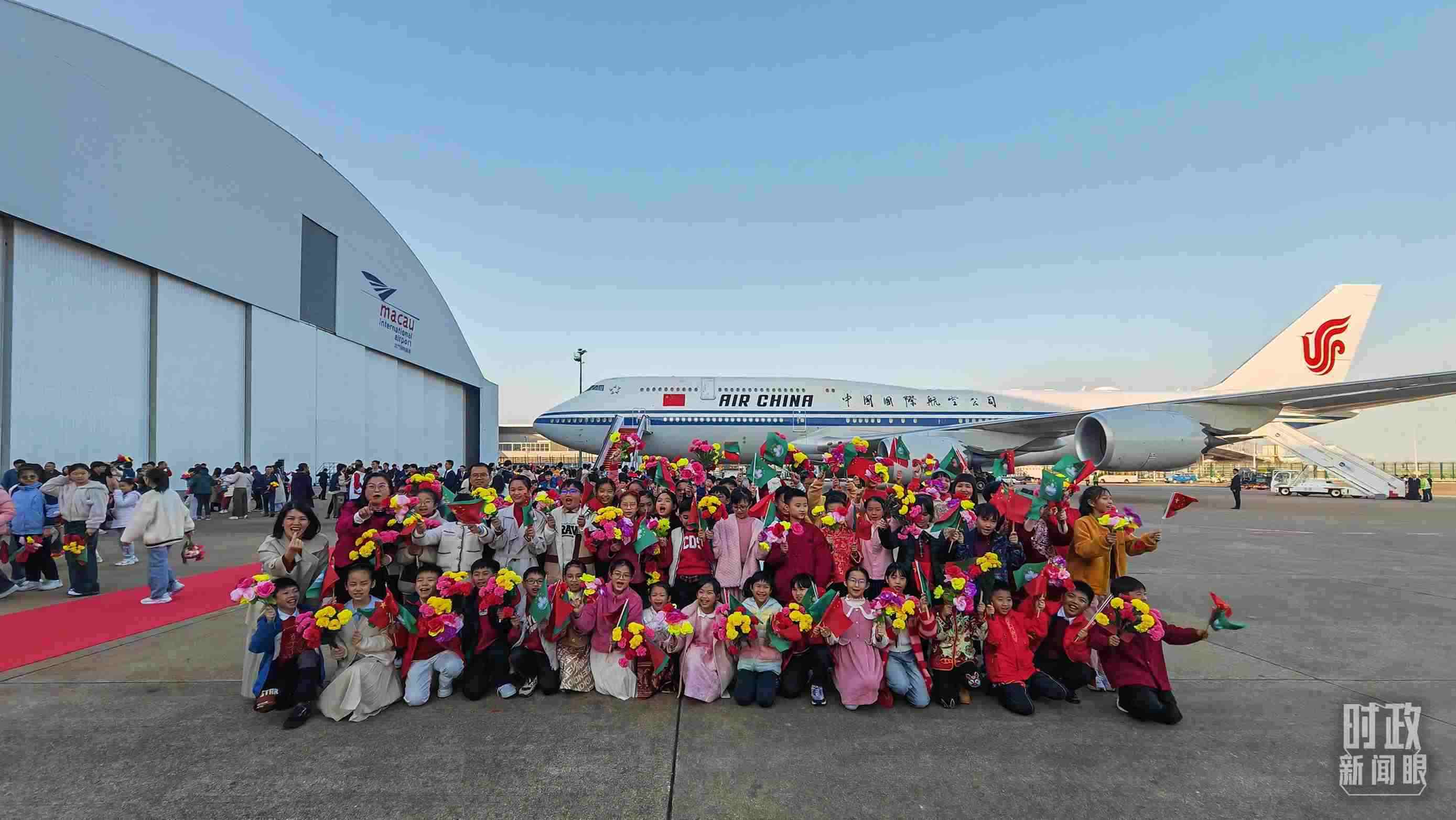 △歡迎儀式后，歡迎人群合影留念。（總臺(tái)央視記者劉琦拍攝）