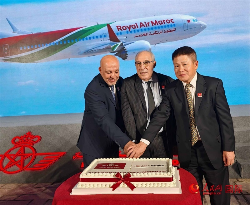 中摩雙方嘉賓共同切蛋糕，慶祝兩國直飛復(fù)航。人民網(wǎng)記者 李琰攝