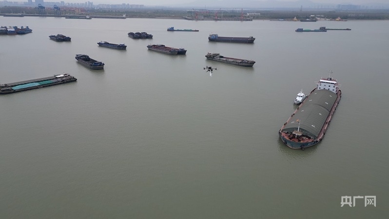 無人機在給長江船只送貨(央廣網(wǎng)發(fā) 劉劍忠 攝)