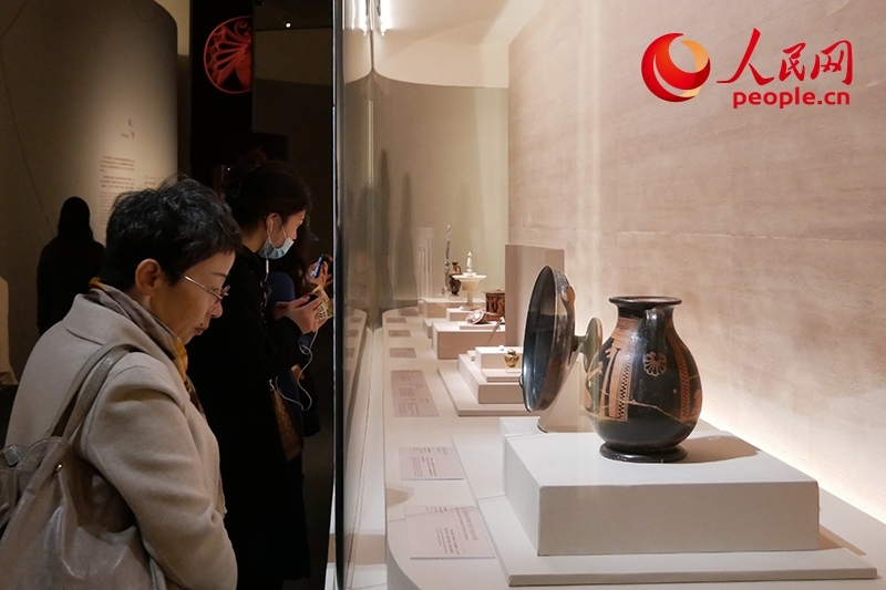 11月13日，觀眾正在國博參觀“美的多元——古希臘的藝術與生活”展。人民網(wǎng)記者 韋衍行攝