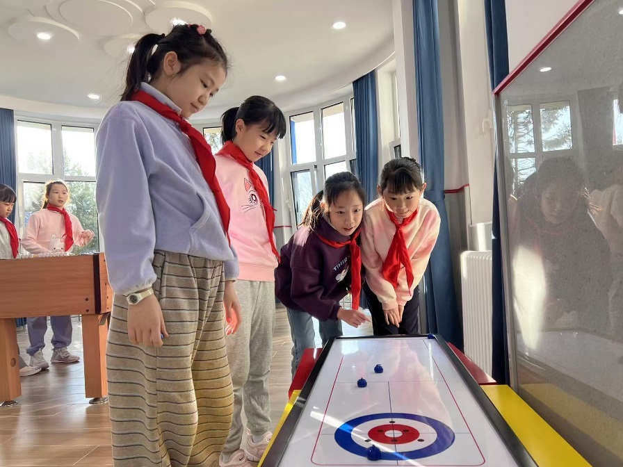 學(xué)生們?cè)谏傧汝?duì)大廳進(jìn)行課間活動(dòng)。人民網(wǎng) 白炅攝