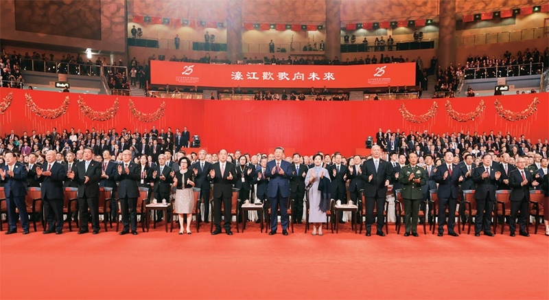 2024年12月19日晚，慶祝澳門回歸祖國(guó)25周年文藝晚會(huì)在澳門東亞運(yùn)動(dòng)會(huì)體育館舉行。中共中央總書記、國(guó)家主席、中央軍委主席習(xí)近平觀看演出。晚會(huì)最后，習(xí)近平同全場(chǎng)觀眾一起高唱《歌唱祖國(guó)》。 新華社記者 丁林/攝