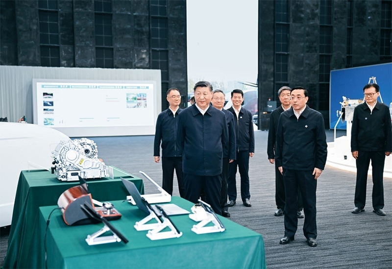 2024年10月17日至18日，中共中央總書記、國(guó)家主席、中央軍委主席習(xí)近平在安徽考察。這是17日下午，習(xí)近平在合肥濱湖科學(xué)城察看安徽省重大科技創(chuàng)新成果集中展示。 新華社記者 謝環(huán)馳/攝