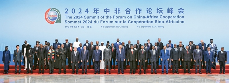 2024年9月5日上午，國(guó)家主席習(xí)近平在北京人民大會(huì)堂出席中非合作論壇北京峰會(huì)開幕式并發(fā)表主旨講話。這是開幕式前，習(xí)近平同出席峰會(huì)的外方領(lǐng)導(dǎo)人集體合影。 新華社記者 饒愛民/攝