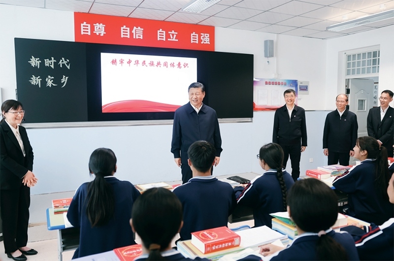 2024年6月18日至19日，中共中央總書記、國(guó)家主席、中央軍委主席習(xí)近平在青海考察。這是18日下午，習(xí)近平在果洛西寧民族中學(xué)高一（1）班觀摩“新時(shí)代、新家鄉(xiāng)”主題思政課。 新華社記者 鞠鵬/攝